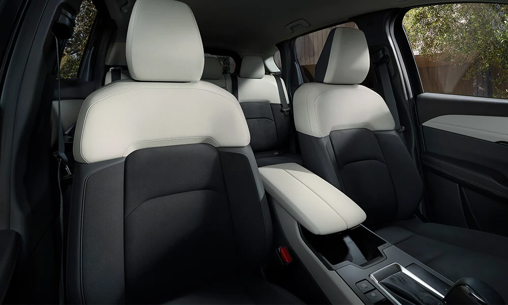 Vue de l’intérieur du Mazda CX-5 à partir du côté passager avant montrant les sièges avant.